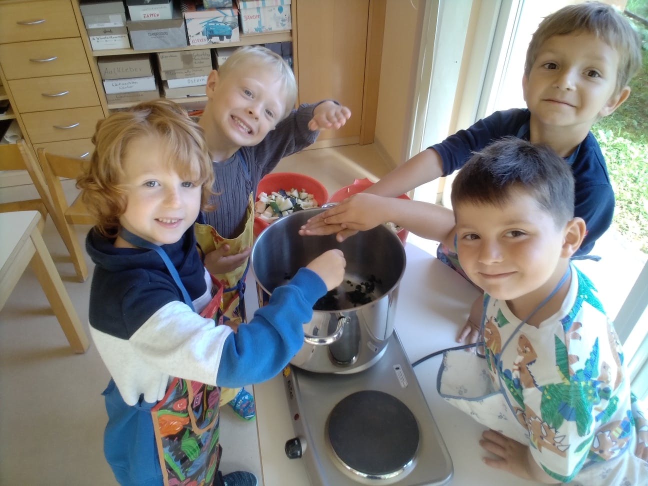 Fleißige Helfer beim Gemüsesuppe kochen