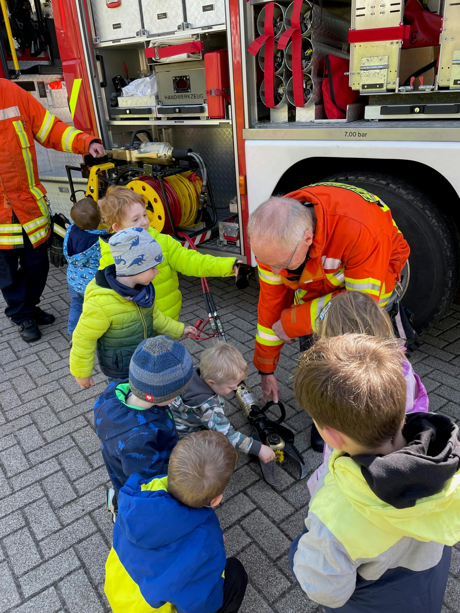 Kindergartenkinder beim Feuerwehr