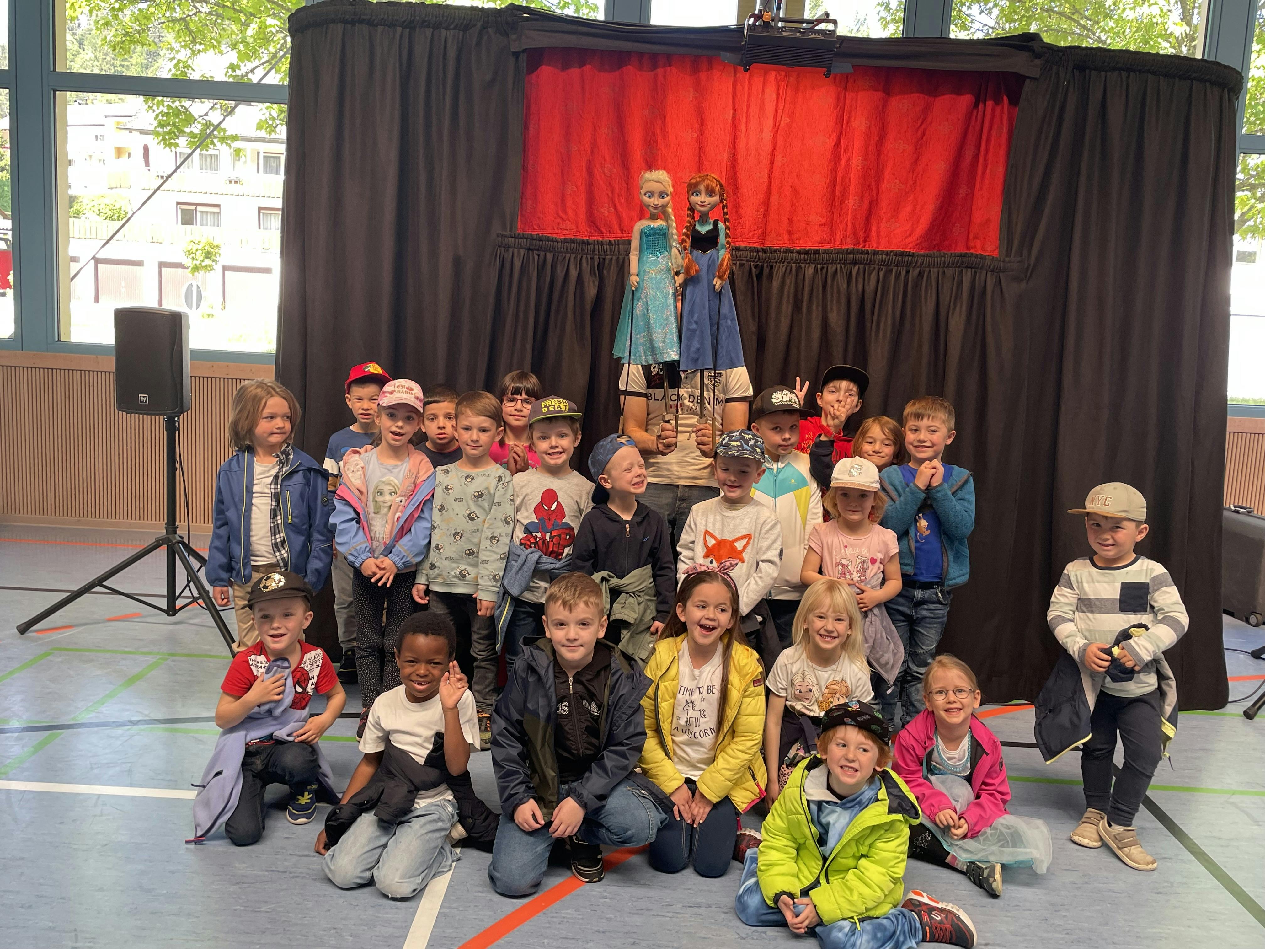 Theater- Kinder mit den Puppen